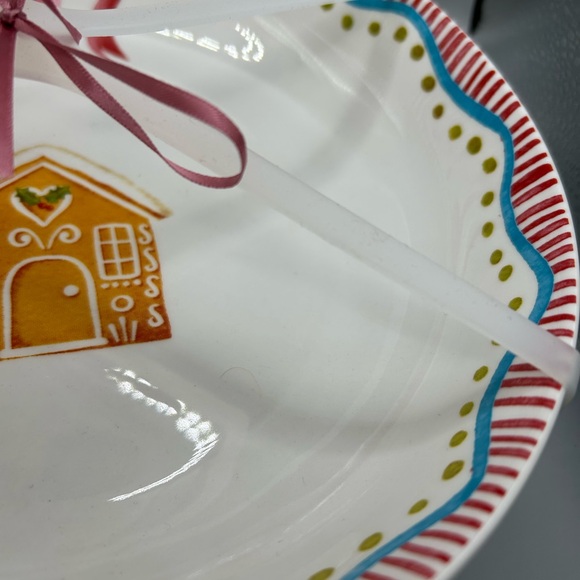 Harvest Green Studio GINGERBREAD HOUSE AND BOW Pasta Bowl Set Christmas NEW - Picture 6 of 7